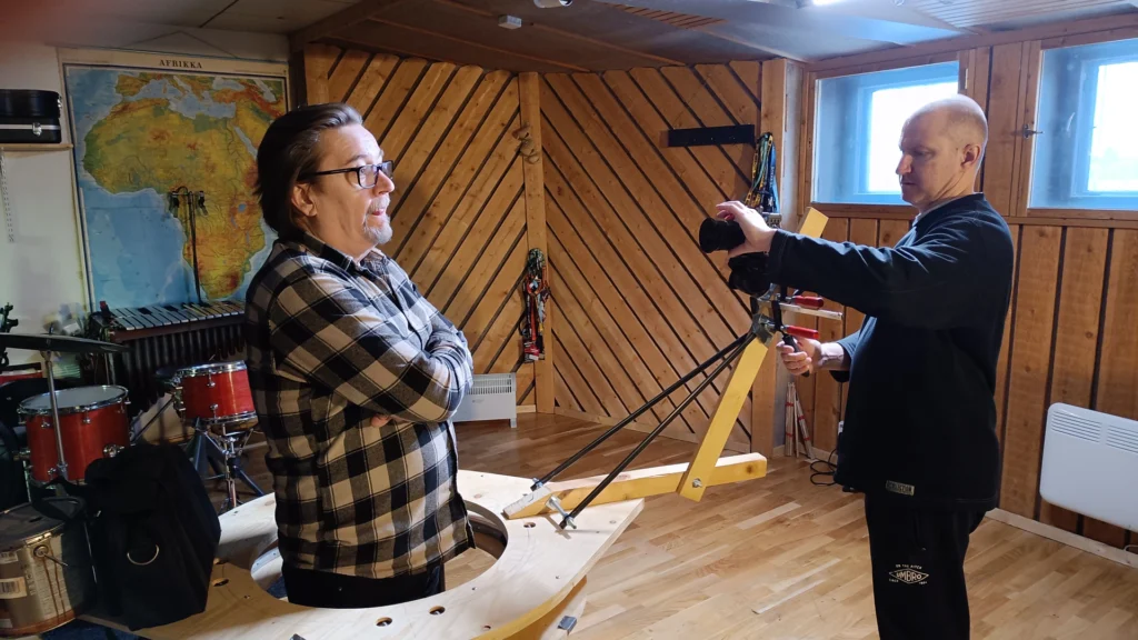 Panu Kari säätää kameraa 360°